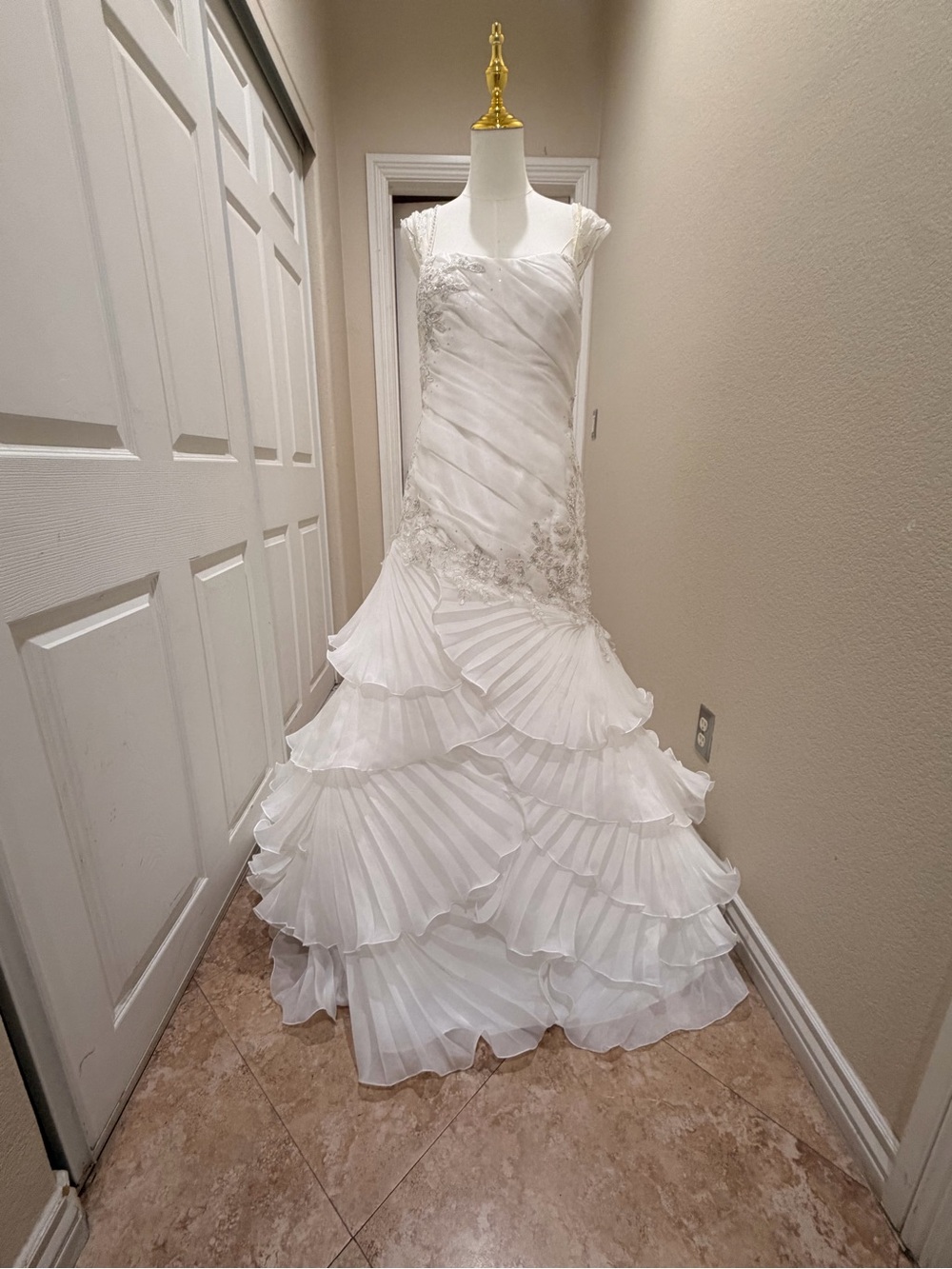 Elegant White Ruffled Wedding Dress with Lace Appliqué